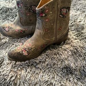2 Lips Too Embroidered Gray Ankle Boots